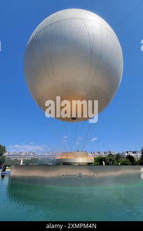 Paris, France. 29 juillet 2024. Les gens affluent pour voir le Chaudron olympique dans le jardin des Tuileries près du Louvre à Paris France le lundi 29 juillet 2024. Les premiers Jeux olympiques d'été à Paris en 100 ans se poursuivent jusqu'au 11 août. Photo de Pat Benic/UPI crédit : UPI/Alamy Live News Banque D'Images