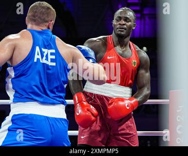 Paris, France. 29 juillet 2024. Nelvie Raman Tiafack (à droite), d'Allemagne, concourt avec Mahammad Abdullayev, d'Azerbaïdjan, lors de la ronde préliminaire masculine de 92 kg du 16e match de boxe aux Jeux Olympiques de Paris 2024 dans l'Arena du Nord de Paris à Paris, France, le 29 juillet 2024. Crédit : Jiang Wenyao/Xinhua/Alamy Live News Banque D'Images