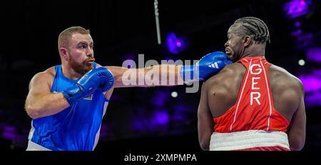 Paris, France. 29 juillet 2024. Nelvie Raman Tiafack (à droite), d'Allemagne, concourt avec Mahammad Abdullayev, d'Azerbaïdjan, lors de la ronde préliminaire masculine de 92 kg du 16e match de boxe aux Jeux Olympiques de Paris 2024 dans l'Arena du Nord de Paris à Paris, France, le 29 juillet 2024. Crédit : Jiang Wenyao/Xinhua/Alamy Live News Banque D'Images