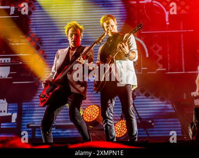 Henham Park, Suffolk, Royaume-Uni. 28 juillet 2024. Le bassiste John Taylor et le guitariste Dom Brown et leur groupe pop rock anglais Duran Duran en tête d'affiche sur la scène Obelisk au Latitude Festival. Crédit : ernesto rogata/Alamy Live News Banque D'Images