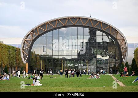 Paris (France) : le Grand Palais éphémère, salle d’exposition temporaire du champ de mars, site des Jeux Olympiques de Paris 2024, par l’architecte Jean-M. Banque D'Images