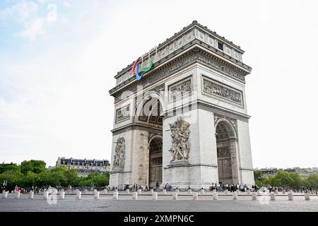 Paris (France) : le logo Agitos, emblème des Jeux Paralympiques, affiché sur l'Arc de triomphe Banque D'Images