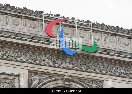 Paris (France) : le logo Agitos, emblème des Jeux Paralympiques, affiché sur l'Arc de triomphe Banque D'Images