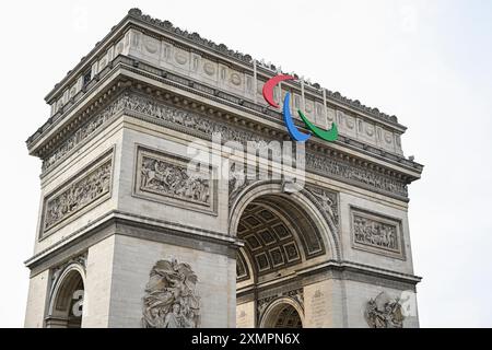 Paris (France) : le logo Agitos, emblème des Jeux Paralympiques, affiché sur l'Arc de triomphe Banque D'Images