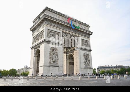 Paris (France) : le logo Agitos, emblème des Jeux Paralympiques, affiché sur l'Arc de triomphe Banque D'Images