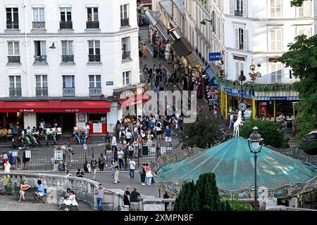 Paris (France) : ambiance dans la rue au pied de la basilique du Sacré-Cœur (« basilique du Sacré-coeur de Montmartre »). Touristes à “place Saint Banque D'Images