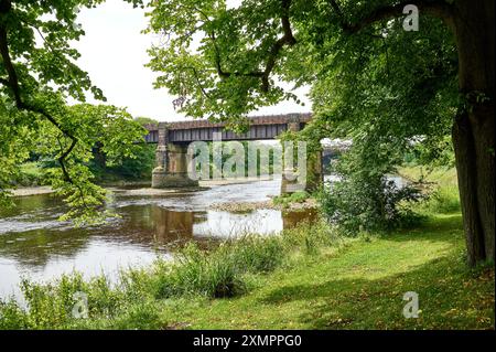 Le vieux pont ferroviaire sur la rivière Ribble à Avenham, Preston, Royaume-Uni Banque D'Images