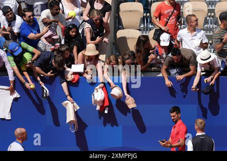 Paris, France. 29 juillet 2024. Olympia, Paris 2024, Tennis, simples, hommes, manche 2, Djokovic (Serbie) - Nadal (Espagne), Novak Djokovic signe des autographes après le match. Crédit : Marcus Brandt/dpa/Alamy Live News Banque D'Images