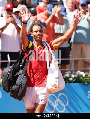 Paris, France. 29 juillet 2024. L'Espagnol Rafael Nadal fait ses adieux après sa défaite lors de son match de deuxième tour contre Novak Djokovic à Roland Garros le lundi 29 juillet 2024, troisième jour des Jeux Olympiques de Paris. Djokovic a gagné le match 6-1, 6-4. Photo de Hugo Philpott/UPI crédit : UPI/Alamy Live News Banque D'Images