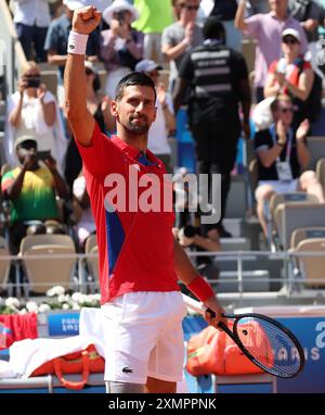 Paris, France. 29 juillet 2024. Novak Djokovic célèbre sa victoire lors de son match de deuxième tour contre l'Espagnol Rafael Nadal à Roland Garros le lundi 29 juillet 2024, troisième jour des Jeux Olympiques de Paris. Djokovic a gagné le match 6-1, 6-4. Photo de Hugo Philpott/UPI crédit : UPI/Alamy Live News Banque D'Images