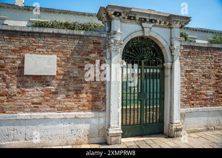 Venise, Italie - 05 juin 2024 : Mémorial Josef Brodsky dans la rue Fondamenta Zattere Allo Spirito Santo. Banque D'Images