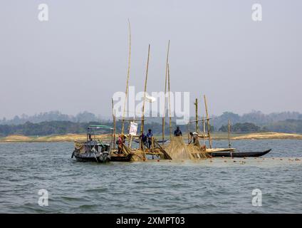 Pêcheurs bangladais tirant des filets de pêche du lac Kaptai, division de Chittagong, Rangamati Sadar, Bangladesh Banque D'Images