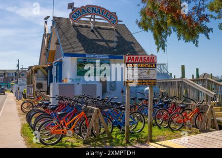 Ocracoke Island, Outer Banks, Caroline du Nord, États-Unis - 16 avril 2024 : magasin de location de vélos situé le long du port dans la section du centre-ville. Banque D'Images