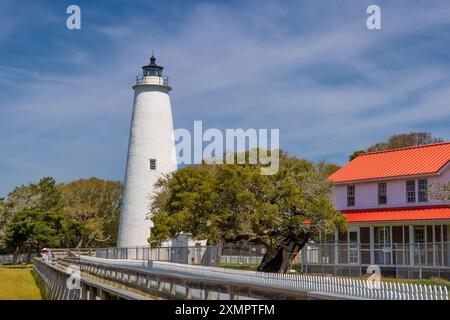 Île d'Ocracoke, Outer Banks, Caroline du Nord, États-Unis - 16 avril 2024:le phare d'Ocracoke est le deuxième plus ancien phare opérationnel aux États-Unis Banque D'Images