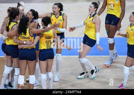 Paris, France. 29 juillet 2024. Les athlètes de l'équipe Brésil célèbrent la victoire de la ronde préliminaire féminine B de volleyball entre le Brésil et le Kenya aux Jeux Olympiques de Paris 2024 à Paris, France, le 29 juillet 2024. Crédit : Li Gang/Xinhua/Alamy Live News Banque D'Images