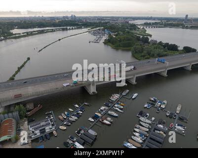 Amsterdam, Hollande du Nord, pays-Bas, 26 juillet 2024 : travaux routiers sur l'autoroute A10 à Amsterdam, causant de nombreux embouteillages. Banque D'Images