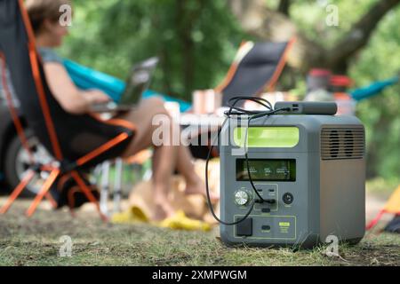 Centrale électrique portative avec des dispositifs électroniques de charge de batterie de ferrophosphate de lithium utilisés sur un site de campement sauvage. Banque D'Images