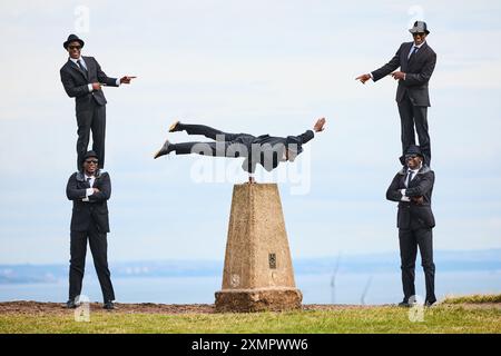 Édimbourg, Écosse, Royaume-Uni. 29 juillet 2024. Les Black Blues Brothers montrent leurs talents à Calton Hill avant leur quatrième et dernière course au Edinburgh Festival Fringe. Andrew Perry/Alamy Live News. Banque D'Images