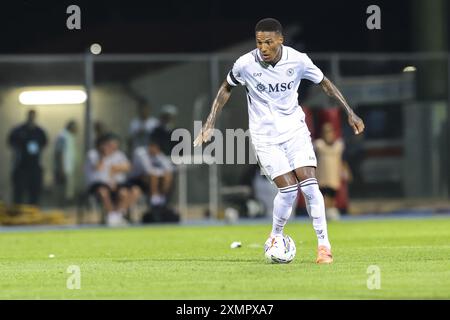 Michael Folorunsho, milieu de terrain italien de Napoli, contrôle le ballon lors du match amical SSC Napoli vs Klubi Sportiv Egnatia SSC Napoli en 2024-25, camp d'entraînement de pré-saison à Castel Di Sangro, Abruzzes, Italie. Crédit : Independent photo Agency Srl/Alamy Live News Banque D'Images