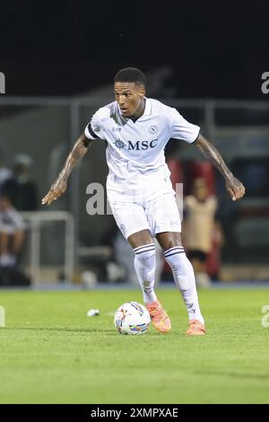 Michael Folorunsho, milieu de terrain italien de Napoli, contrôle le ballon lors du match amical SSC Napoli vs Klubi Sportiv Egnatia SSC Napoli en 2024-25, camp d'entraînement de pré-saison à Castel Di Sangro, Abruzzes, Italie. Crédit : Independent photo Agency Srl/Alamy Live News Banque D'Images