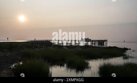 NORWALK, CT, États-Unis - 28 JUILLET 2024 : Calf Pasture Beach tôt le matin avec jetée de pêche en dicance Banque D'Images