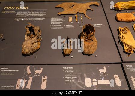 Exposition de sandales de la culture préhispanique amérindienne Fremont au Musée d'histoire naturelle de l'Utah à Salt Lake City. Banque D'Images