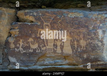 The Family Panel, un panneau d'art rupestre ou de pétroglyphes de la culture Fremont amérindienne préhispanique à Nine Mile Canyon, Utah. Banque D'Images