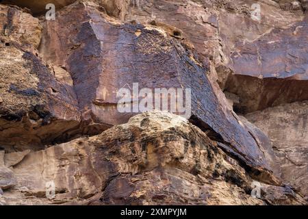 Vue téléphoto du panneau du Père Noël, un art rupestre préhispanique amérindien Fremont culture à Nine Mile Canyon, Utah. Banque D'Images