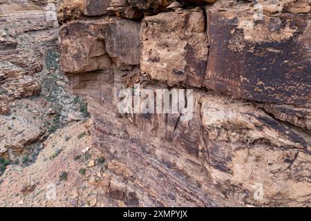 Vue aérienne du panneau du Père Noël, un art rupestre préhispanique amérindien Fremont culture à Nine Mile Canyon, Utah. Le fond du canyon est visible Banque D'Images