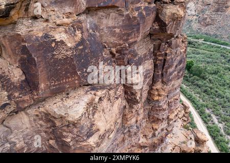 Vue aérienne du panneau du Père Noël, un art rupestre préhispanique amérindien Fremont culture à Nine Mile Canyon, Utah. Le fond du canyon est visible Banque D'Images