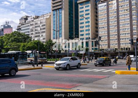 La circulation traverse l'avenue du 9 juillet à Lavalle Street dans le quartier San Nicolas, Buenos Aires, Argentine. Banque D'Images