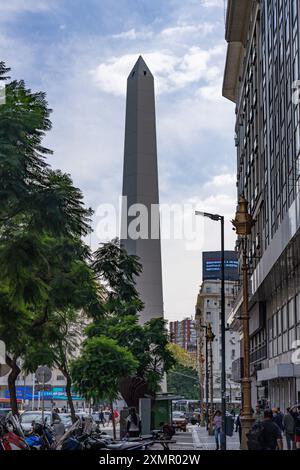 Vue sur l'Obélisque de Buenos Aires donnant sur l'avenue Roque Sáenz Peña ou Diagonal Norte. Buenos Aires, Argentine. Banque D'Images