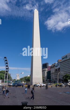 L'obélisque de Buenos AIrésine la place de la République à Buenos Aires, Argentine. Derrière se trouve la murale métallique d'Eva Peron sur le ministère de la santé Banque D'Images