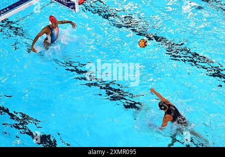 Saint Denis. 29 juillet 2024. Roberta Bianconi (d), d'Italie, concourt avec la française Mia Rycraw lors du match féminin du groupe B de la ronde priliminaire de water-polo entre la France et l'Italie à Saint-Denis, France, le 29 juillet 2024. Crédit : Guo Yu/Xinhua/Alamy Live News Banque D'Images