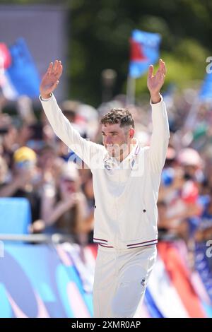 Elancourt, France. 29 juillet 2024. Victor Koretzky de l'équipe de France célèbre sa médaille d'argent après avoir remporté le cross-country masculin le troisième jour des Jeux Olympiques de Paris 2024 à Elancourt Hill le 29 juillet 2024 à Elancourt, France. Photo de Nicolas Gouhier/ABACAPRESS. COM Credit : Abaca Press/Alamy Live News Banque D'Images