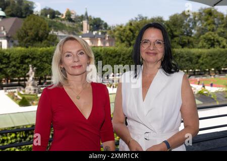 L'auteur polonais Joanna Bator a reçu le Prix d'État autrichien de littérature européenne à Salzbourg, Autriche, le samedi 27 juillet 2024. Sur la photo : l'écrivaine Joanna Bator et la secrétaire d'État à l'Art et à la culture Andrea Mayer. - 20240727 PD6475 crédit : APA-PictureDesk/Alamy Live News Banque D'Images