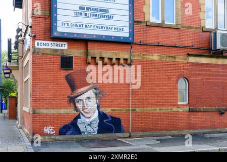 Murale, par Akse P19, de Gene Wilder habillé comme Willy Wonka de 'Charlie and the Chocolate Factory', Denton, Tameside, Greater Manchester, Angleterre Royaume-Uni Banque D'Images