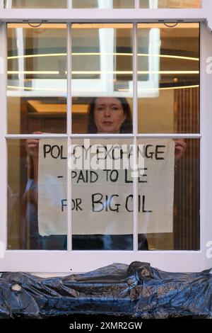 Londres, Royaume-Uni, 29 juillet 2024. Le groupe environnemental extinction Rebellion organise une démonstration devant le think tank The Policy Exchange, à propos de leur financement par des entreprises liées à l'industrie des combustibles fossiles. Les manifestants leur demandent de « couper les liens ». Crédit : onzième heure photographie/Alamy Live News Banque D'Images