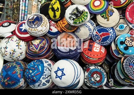 Jérusalem, Israël. 24 juillet 2024. Une boutique de la vieille ville exposant différentes kippas, dont une avec l'ancien président américain Donald Trump. Jérusalem est la capitale d'Israël, elle est considérée comme l'une des plus anciennes villes du monde, et extrêmement importante pour les fidèles juifs, chrétiens et musulmans. Toutes ces religions se sont battues pour cette ville et essaient maintenant de coexister. Le gouvernement israélien en a le plein contrôle. (Photo de Matteo Placucci/SOPA images/SIPA USA) crédit : SIPA USA/Alamy Live News Banque D'Images