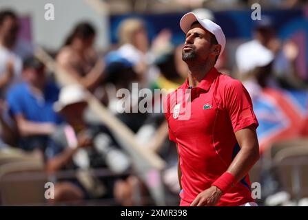 Paris, France. 29 juillet 2024. Le serbe Novak Djokovic en action lors du deuxième tour de tennis masculin, à Roland Garros. Au cours du troisième jour des Jeux Olympiques de Paris 2024, Paris, France. Crédit : Isabel Infantes/Alamy Live News Banque D'Images