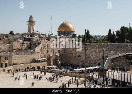 26 juillet 2024, Jérusalem, Israël : vue générale du mur Occidental. Le mur occidental, également connu sous le nom de mur des lamentations à l'Ouest et mur d'Al Buraq dans l'Islam, est une destination de pèlerinage pour les croyants juifs. Situé dans la vieille ville de Jérusalem, il fait partie du mur de soutènement du Mont du Temple. Une cloison métallique divise la zone en deux : les hommes à gauche et les femmes à droite. Tout au long de la journée, les croyants juifs visitent le site pour prier, lire les livres sacrés de la Torah, et laisser une note de papier à l’intérieur des fissures du wallâ€™s. Toute la zone est surveillée par des soldats israéliens. (Crédit image : © Matteo Banque D'Images