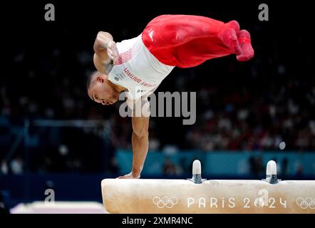 Le Britannique Joe Fraser se produit sur le Pommel Horse lors de la finale par équipe masculine à Bercy Arena, le troisième jour des Jeux Olympiques de Paris 2024 en France. Date de la photo : lundi 29 juillet 2024. Banque D'Images