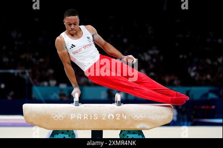 Le Britannique Joe Fraser se produit sur le Pommel Horse lors de la finale par équipe masculine à Bercy Arena, le troisième jour des Jeux Olympiques de Paris 2024 en France. Date de la photo : lundi 29 juillet 2024. Banque D'Images