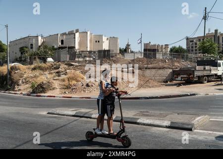 26 juillet 2024, Jérusalem, Israël : deux enfants palestiniens sont vus en scooter dans la rue du quartier. Jérusalem est la capitale d'Israël, elle est considérée comme l'une des plus anciennes villes du monde, et extrêmement importante pour les fidèles juifs, chrétiens et musulmans. Toutes ces religions se sont battues pour cette ville et essaient maintenant de coexister. Le gouvernement israélien en a le plein contrôle. (Crédit image : © Matteo Placucci/SOPA images via ZUMA Press Wire) USAGE ÉDITORIAL SEULEMENT! Non destiné à UN USAGE commercial ! Banque D'Images