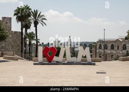 26 juillet 2024, Jérusalem, Israël : le chant de NAPIS-I LOVE JLM vu la vieille ville. Jérusalem est la capitale d'Israël, elle est considérée comme l'une des plus anciennes villes du monde, et extrêmement importante pour les fidèles juifs, chrétiens et musulmans. Toutes ces religions se sont battues pour cette ville et essaient maintenant de coexister. Le gouvernement israélien en a le plein contrôle. (Crédit image : © Matteo Placucci/SOPA images via ZUMA Press Wire) USAGE ÉDITORIAL SEULEMENT! Non destiné à UN USAGE commercial ! Banque D'Images