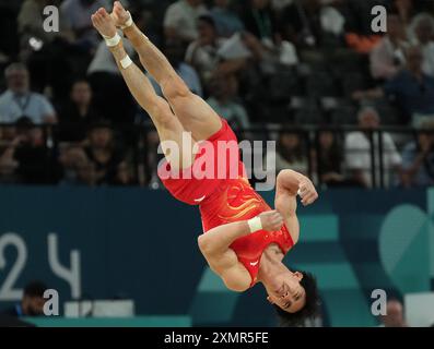 Paris, France. 29 juillet 2024. Boheng Zhang de la République populaire de Chine se produit dans l'exercice au sol lors de la finale par équipe masculine de gymnastique artistique aux Jeux Olympiques d'été à Paris, France, le lundi 29 juillet 2024. Photo de Pat Benic/UPI crédit : UPI/Alamy Live News Banque D'Images