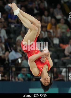 Paris, France. 29 juillet 2024. Wei Sun de la République populaire de Chine se produit dans l'exercice au sol lors de la finale par équipe de gymnastique artistique masculine aux Jeux Olympiques d'été à Paris, France, le lundi 29 juillet 2024. Photo de Pat Benic/UPI crédit : UPI/Alamy Live News Banque D'Images