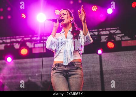 Sydregote, île Féroé. 20 juillet 2024. La chanteuse norvégienne Nelly Moar donne un concert live lors du festival de musique féroïen G Festival 2024 à Sydregote. Banque D'Images