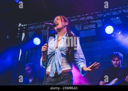 Sydregote, île Féroé. 20 juillet 2024. La chanteuse norvégienne Nelly Moar donne un concert live lors du festival de musique féroïen G Festival 2024 à Sydregote. Banque D'Images