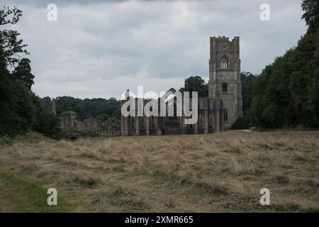 Les ruines de l'abbaye de Fountains près de Ripon dans le Yorkshire du Nord, Angleterre, Royaume-Uni Banque D'Images